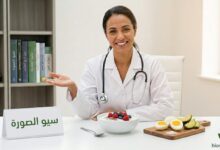 Dr. Sophia from Bioverra presenting high-protein breakfast options, including Greek yogurt with berries and halved eggs with avocado, in a clinic setting.